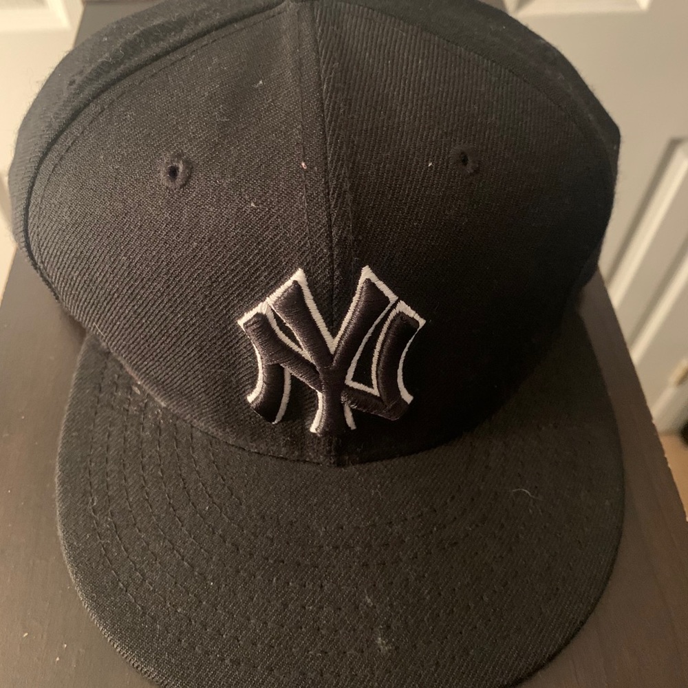 NY Yankee black and white SnapBack